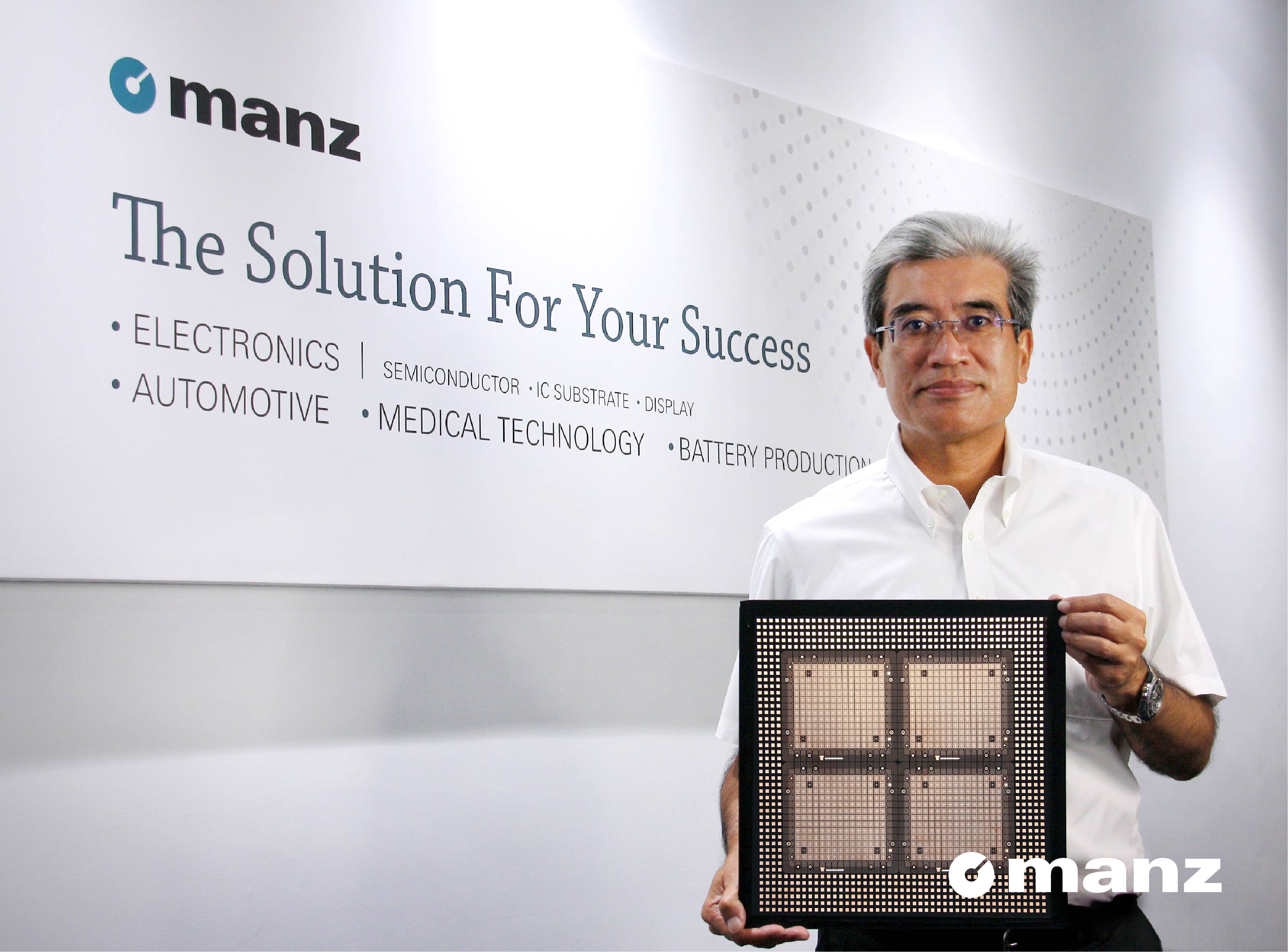 Manz集團亞洲區總經理  林峻生先生展示以Manz新一代面板級封裝 RDL自動化生產線所試製之產品